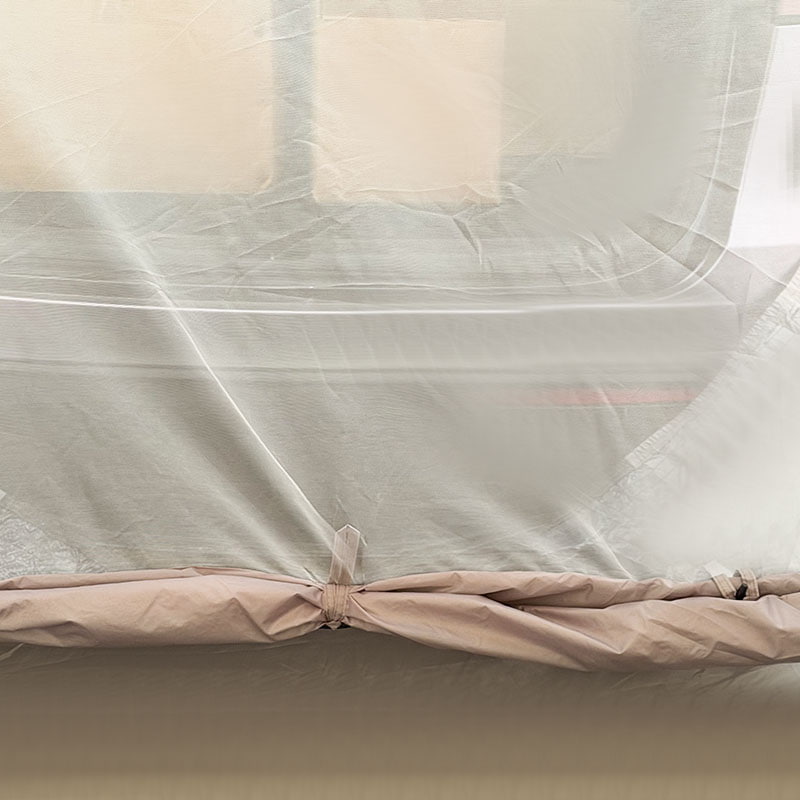 Dvoslojni šator za kampiranje na otvorenom koji se spaja na stražnji dio vozila