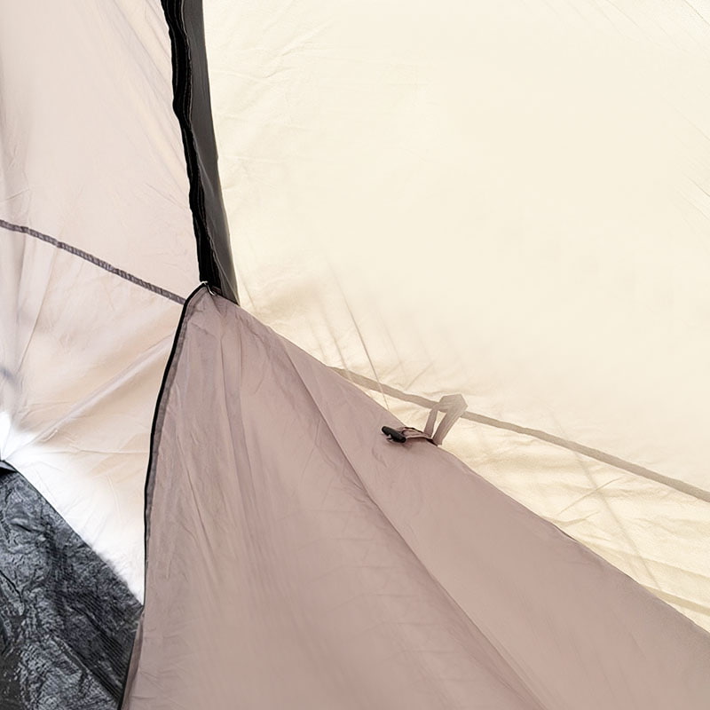 Dvoslojni šator za kampiranje na otvorenom koji se spaja na stražnji dio vozila