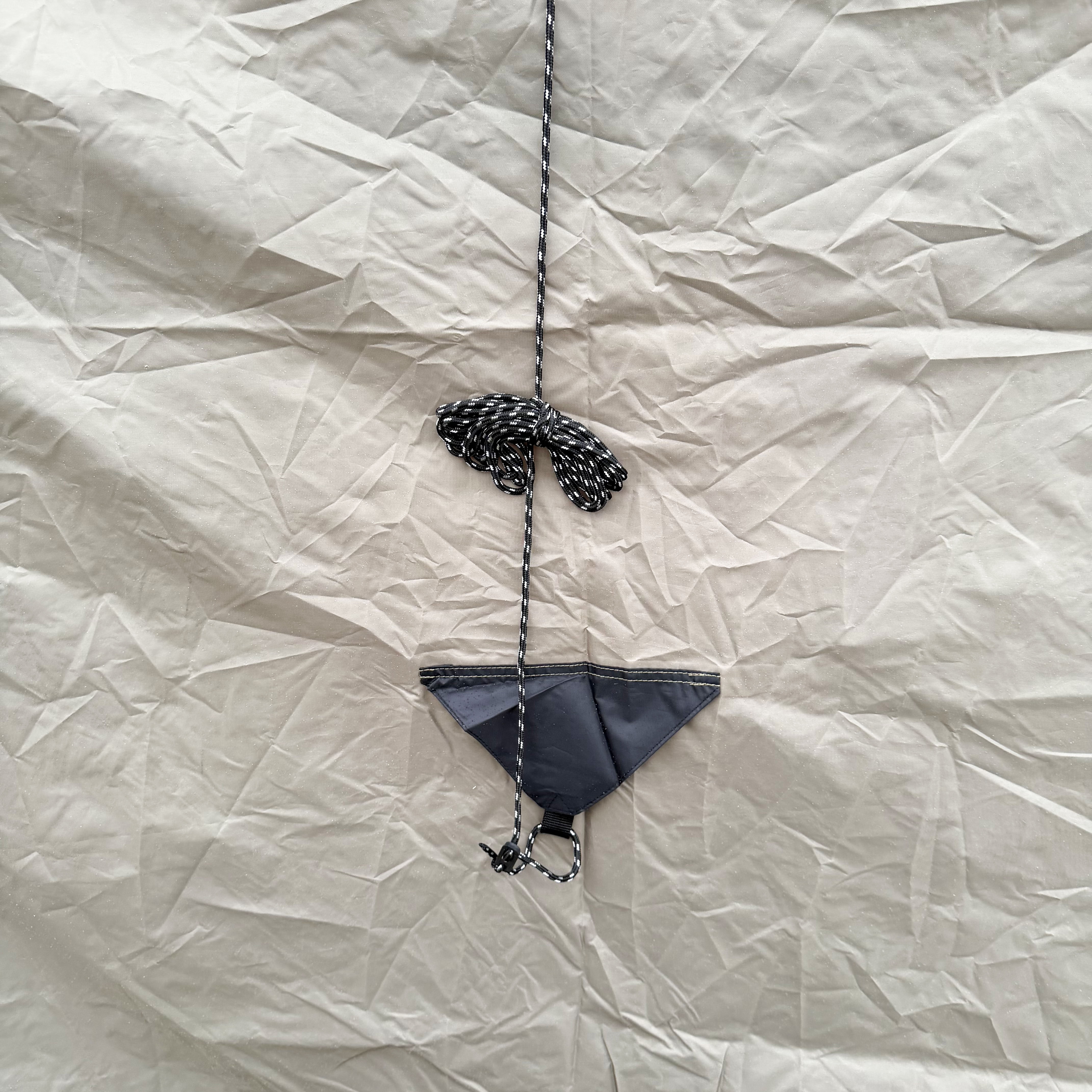 Dvoslojni šator za kampiranje na otvorenom koji se spaja na stražnji dio vozila