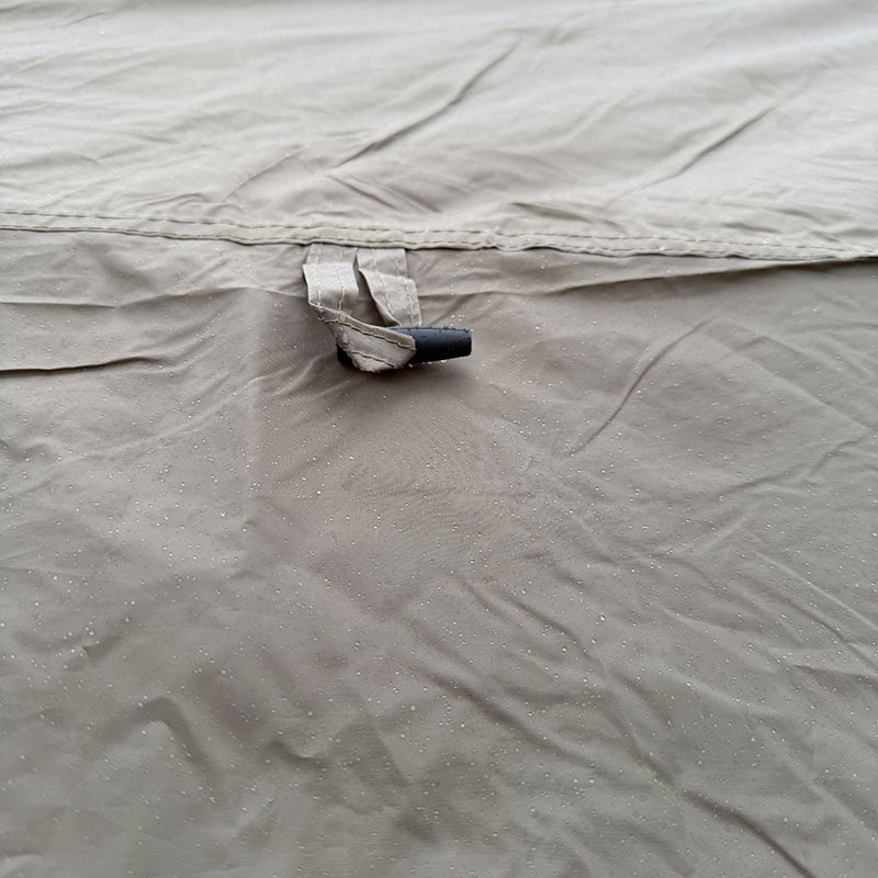 Dvoslojni šator za kampiranje na otvorenom koji se spaja na stražnji dio vozila