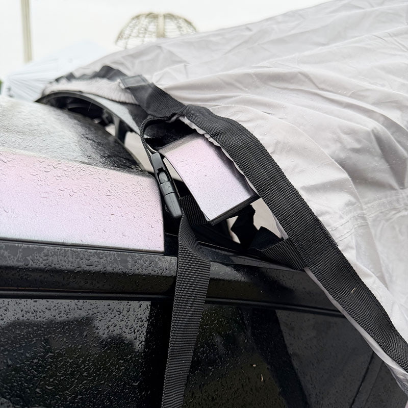 Dvoslojni šator za kampiranje na otvorenom koji se spaja na stražnji dio vozila