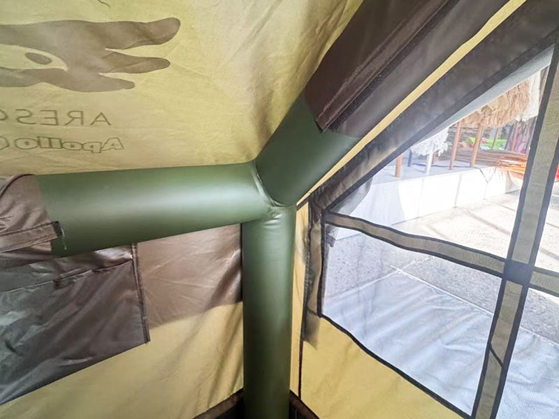 Mali vojnički zeleni šator za kampiranje na napuhavanje