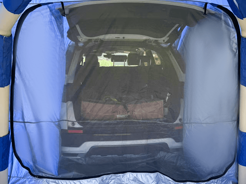 Automobilski šator za kampiranje postavljen straga Automobilski šator za kampiranje postavljen straga