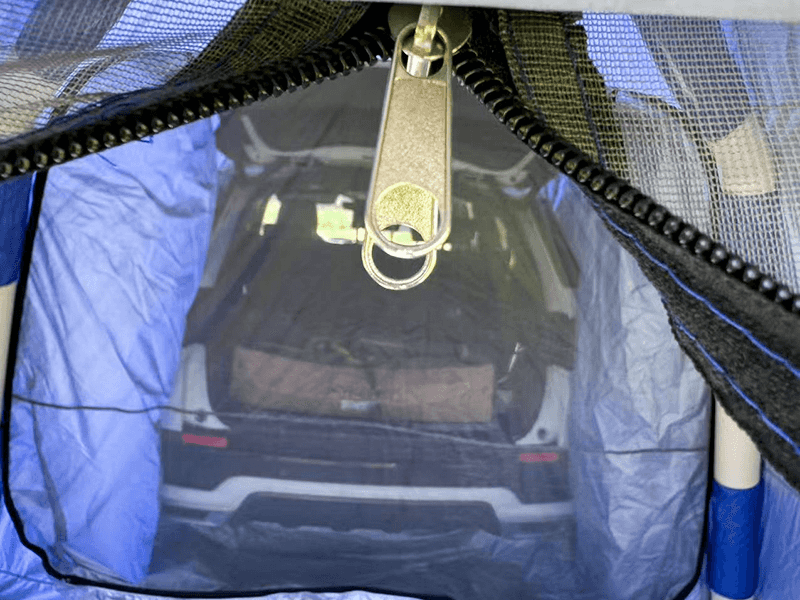 Automobilski šator za kampiranje postavljen straga Automobilski šator za kampiranje postavljen straga